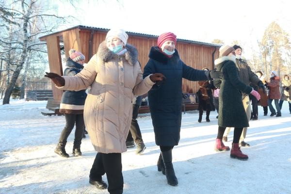 Казанские пенсионеры, устав от ковидных страшилок, зажигают в мороз на танцплощадке Казанские пенсионеры, устав от ковидных страшилок, зажигают в мороз на танцплощадке
