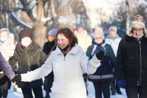 Казанские пенсионеры, устав от ковидных страшилок, зажигают в мороз на танцплощадке Казанские пенсионеры, устав от ковидных страшилок, зажигают в мороз на танцплощадке