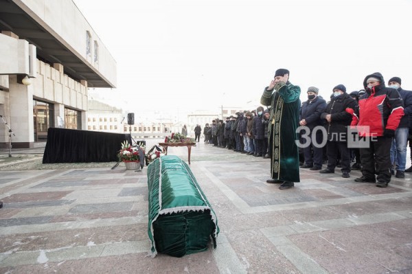 Последние аплодисменты: в Казани простились с актером Айдаром Хафизовым (ФОТО)