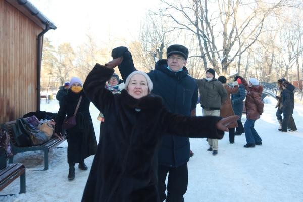 Казанские пенсионеры, устав от ковидных страшилок, зажигают в мороз на танцплощадке Казанские пенсионеры, устав от ковидных страшилок, зажигают в мороз на танцплощадке