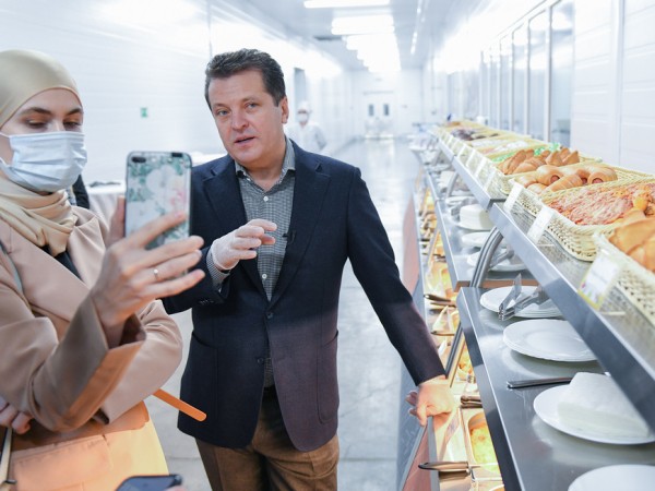 Ильсур Метшин показал блогерам комбинат, где готовят школьное питание