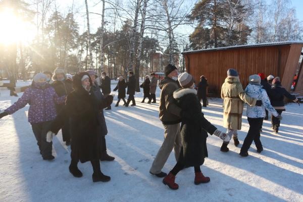 Казанские пенсионеры, устав от ковидных страшилок, зажигают в мороз на танцплощадке Казанские пенсионеры, устав от ковидных страшилок, зажигают в мороз на танцплощадке