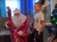 Полицейский Дед Мороз раздает подарки