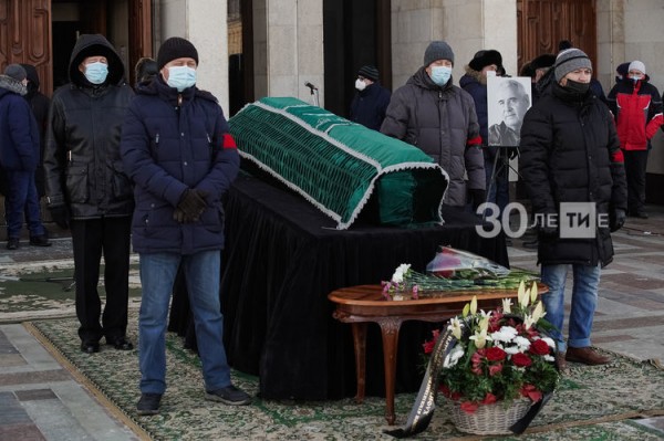 Последние аплодисменты: в Казани простились с актером Айдаром Хафизовым (ФОТО)