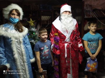 Полицейский Дед Мороз раздает подарки