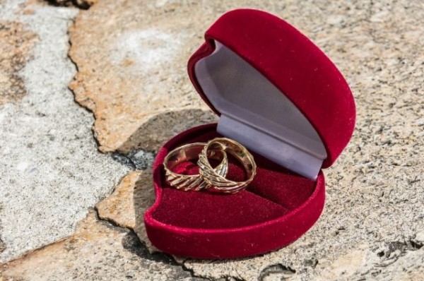 В Казани женщине пришлось расторгать фиктивный брак с помощью прокуроров