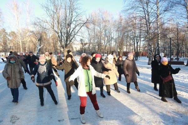 Казанские пенсионеры, устав от ковидных страшилок, зажигают в мороз на танцплощадке Казанские пенсионеры, устав от ковидных страшилок, зажигают в мороз на танцплощадке