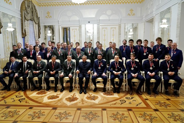 
              Рустам Минниханов вручил хоккеистам &laquo;Ак Барса&raquo; медали &laquo;100 лет образования ТАССР&raquo;            