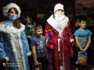 Полицейский Дед Мороз раздает подарки