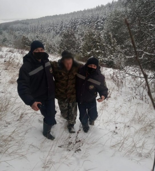 В Татарстане в зимнем лесу нашли засыпающего от переохлаждения в снегу мужчину (ФОТО)