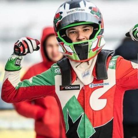 Сын Салавата Фатхутдинова стал лучшим в заезде по ледовым автомобильным гонкам Сын Салавата Фатхутдинова стал лучшим в заезде по ледовым автомобильным гонкам