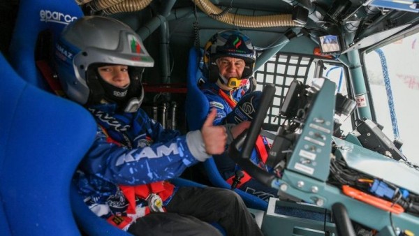 Минниханов исполнил мечту 12-летнего Данияра, прокатив его на гоночном КАМАЗе 