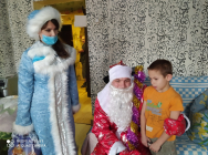 Полицейский Дед Мороз раздает подарки