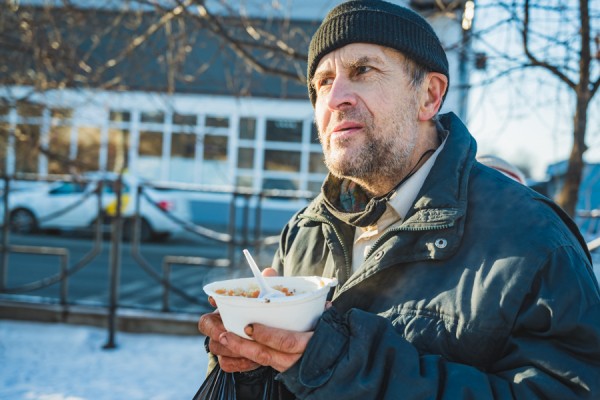 Благотворительный фонд &ldquo;Закят" ДУМ РТ возобновил обеспечение горячим питанием бездомных и нуждающихся (ФОТО)