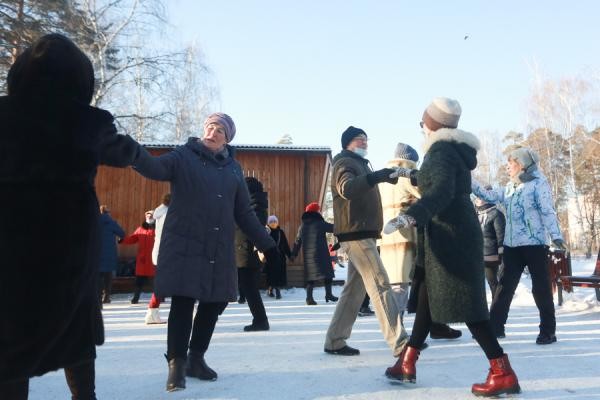 Казанские пенсионеры, устав от ковидных страшилок, зажигают в мороз на танцплощадке Казанские пенсионеры, устав от ковидных страшилок, зажигают в мороз на танцплощадке