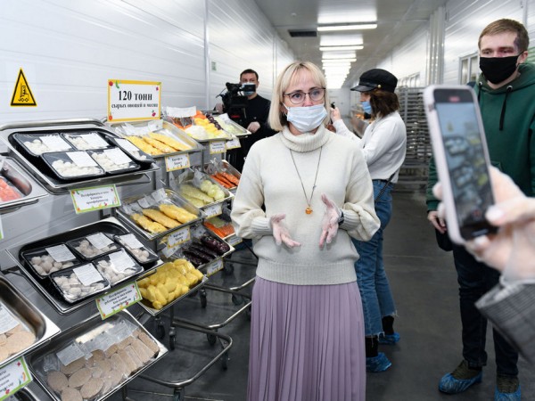 Ильсур Метшин показал блогерам комбинат, где готовят школьное питание