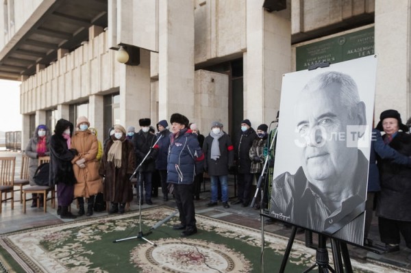 Последние аплодисменты: в Казани простились с актером Айдаром Хафизовым (ФОТО)