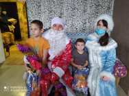 Полицейский Дед Мороз раздает подарки