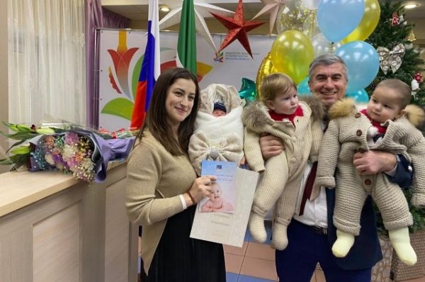 В Челнах выписали из больницы женщину, родившую троих детей за год