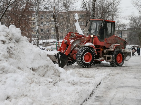 В очистке улиц Казани от снега днем задействуют 306 единиц спецтехники