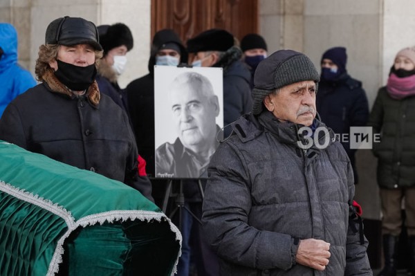 Последние аплодисменты: в Казани простились с актером Айдаром Хафизовым (ФОТО)