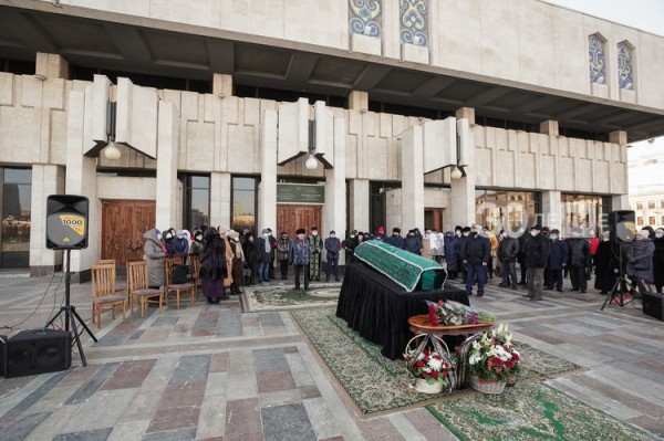 Последние аплодисменты: в Казани простились с актером Айдаром Хафизовым (ФОТО)