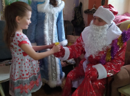 Полицейский Дед Мороз раздает подарки