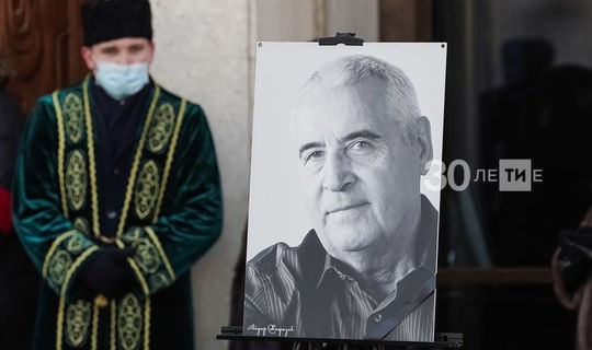 Последние аплодисменты: в Казани простились с актером Айдаром Хафизовым (ФОТО)