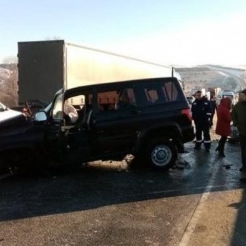 Еще один человек умер после столкновения внедорожника и микроавтобуса телекомпании «Эфир» Еще один человек умер после столкновения внедорожника и микроавтобуса телекомпании «Эфир»