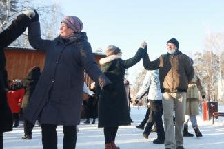 Казанские пенсионеры, устав от ковидных страшилок, зажигают в мороз на танцплощадке Казанские пенсионеры, устав от ковидных страшилок, зажигают в мороз на танцплощадке