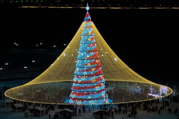 Красиво, но уныло: казанцев разочаровала елка у &laquo;Чаши&raquo; и порадовала в Дербышках