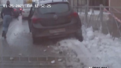 В Казани полицейские задержали молодого человека по подозрению в угоне автомобиля В Казани полицейские задержали молодого человека по подозрению в угоне автомобиля