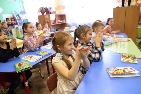 При поддержке Комиссии по вопросам сохранения и развития татарского языка детским садам вручили национальные игрушки (ФОТО)