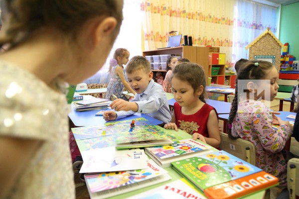 При поддержке Комиссии по вопросам сохранения и развития татарского языка детским садам вручили национальные игрушки (ФОТО)