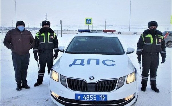 В Татарстане на трассе спасли замерзшего мужчину, который стоял на коленях