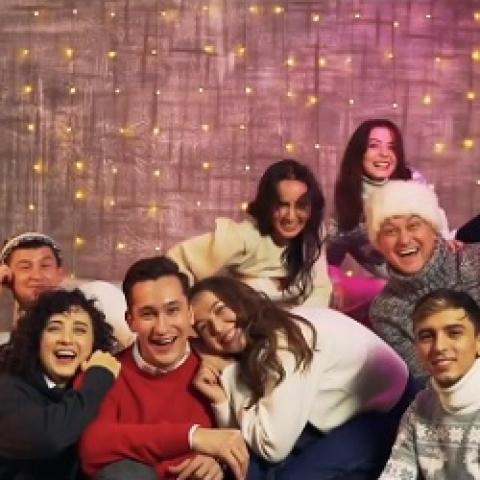 Новогодний подарок от артистов театра Камала (ВИДЕО)