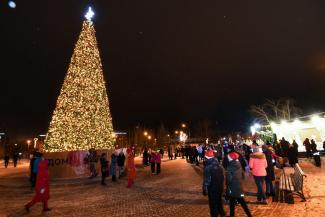 Красиво, но уныло: казанцев разочаровала елка у &laquo;Чаши&raquo; и порадовала в Дербышках