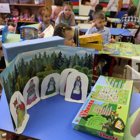 При поддержке Комиссии по вопросам сохранения и развития татарского языка детским садам вручили национальные игрушки (ФОТО)