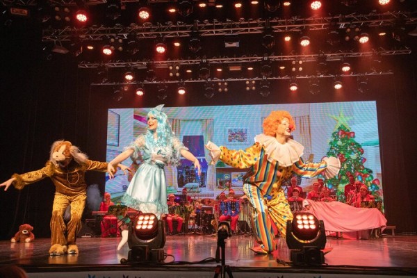 В Татарской госфилармонии с успехом прошел спектакль "Новогоднее путешествие Красной Шапочки" (ФОТО)