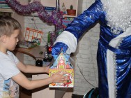 В Казани &laquo;Полицейский Дед Мороз&raquo; посетил детей из неблагополучных семей