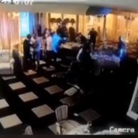 Соцсети: В казанском ресторане пьяный ведущий устроил массовую драку в новогоднюю ночь (ВИДЕО)