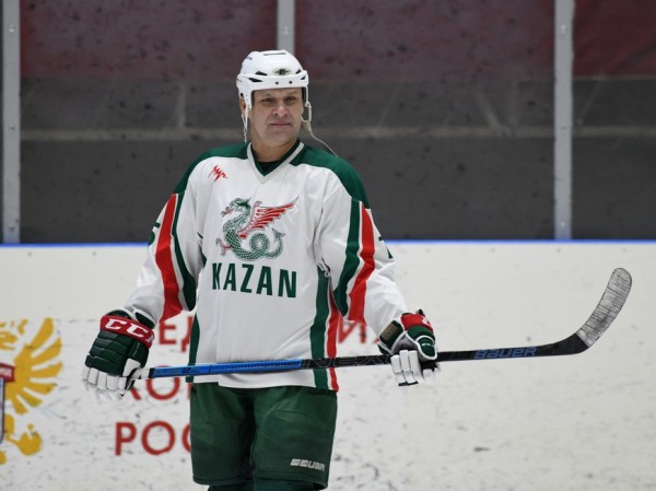 Мэр Казани вручил награду хоккеисту Андрею Писареву за вклад в развитие физкультуры и спорта Татарстана