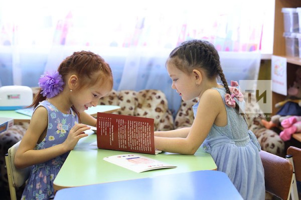 При поддержке Комиссии по вопросам сохранения и развития татарского языка детским садам вручили национальные игрушки (ФОТО)