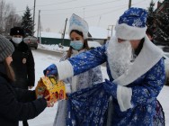 В Казани &laquo;Полицейский Дед Мороз&raquo; посетил детей из неблагополучных семей