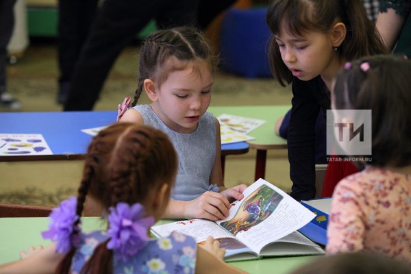 При поддержке Комиссии по вопросам сохранения и развития татарского языка детским садам вручили национальные игрушки (ФОТО)