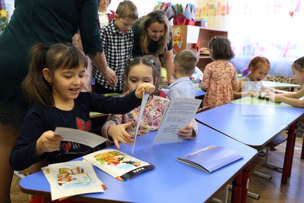 При поддержке Комиссии по вопросам сохранения и развития татарского языка детским садам вручили национальные игрушки (ФОТО)