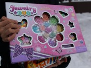 В Казани &laquo;Полицейский Дед Мороз&raquo; посетил детей из неблагополучных семей