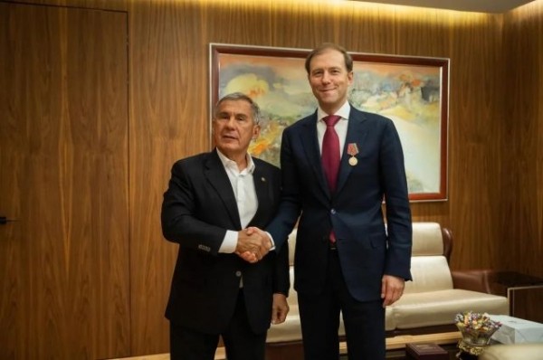 Рустам Минниханов получил сертификаты на 40 пианино и 600 хоккейных клюшек