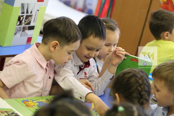 При поддержке Комиссии по вопросам сохранения и развития татарского языка детским садам вручили национальные игрушки (ФОТО)
