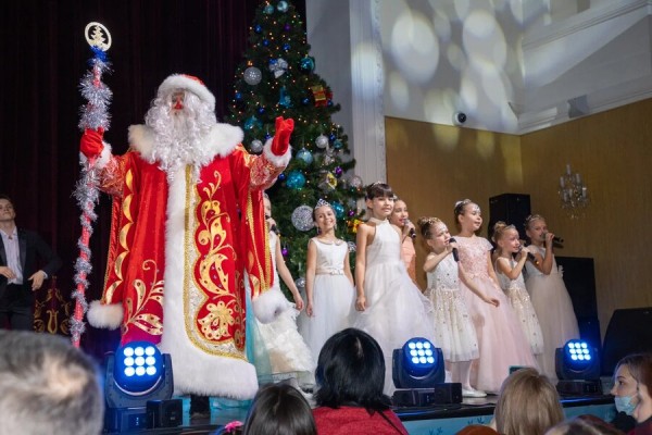 В Татарской госфилармонии с успехом прошел спектакль "Новогоднее путешествие Красной Шапочки" (ФОТО)